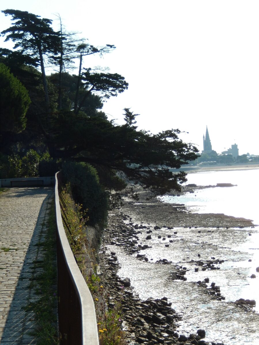 Flâneur à – paseante en – La Rochelle